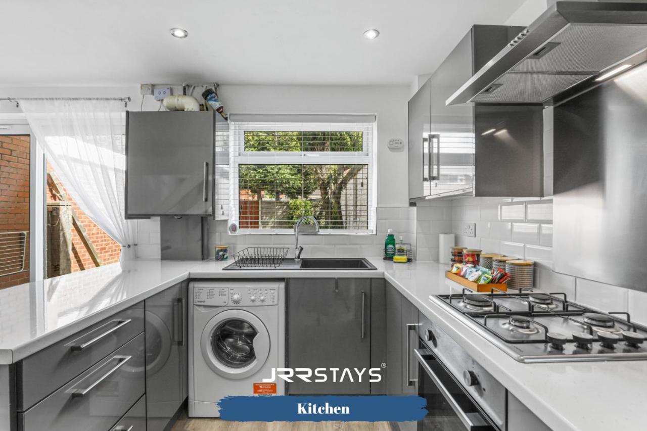 Wolverhampton - Amazing 3 Bedroom, Sleeps 6, Wi-Fi - Jrr Stays Екстер'єр фото