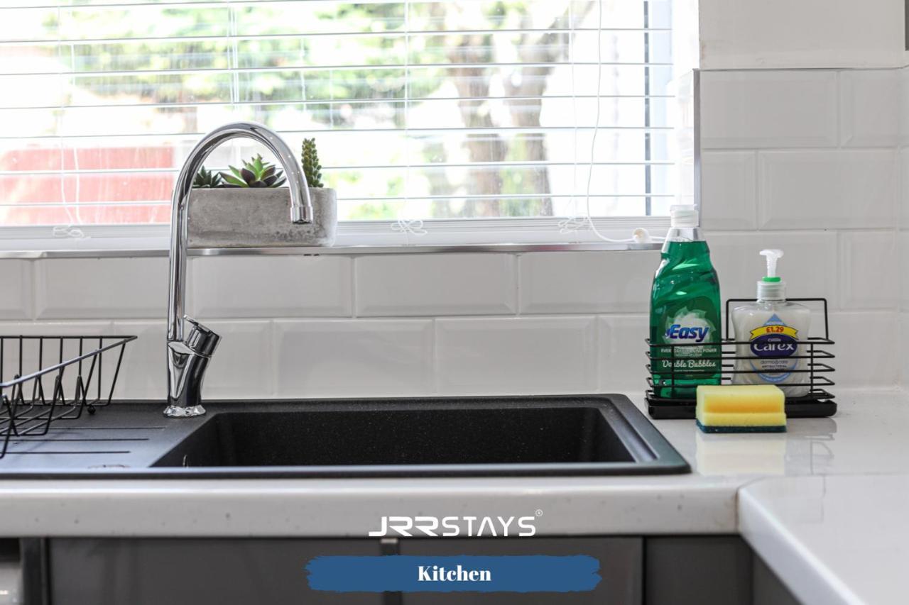 Wolverhampton - Amazing 3 Bedroom, Sleeps 6, Wi-Fi - Jrr Stays Екстер'єр фото