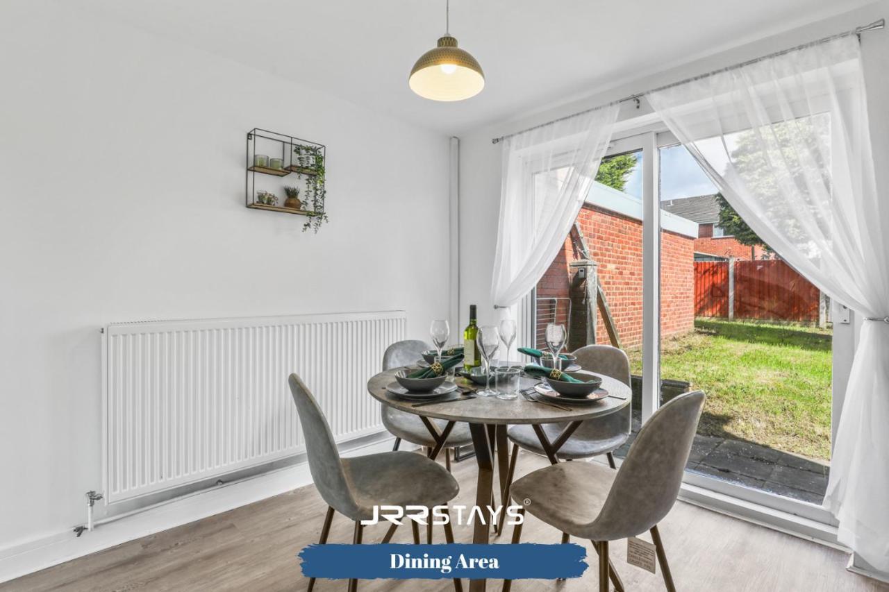 Wolverhampton - Amazing 3 Bedroom, Sleeps 6, Wi-Fi - Jrr Stays Екстер'єр фото