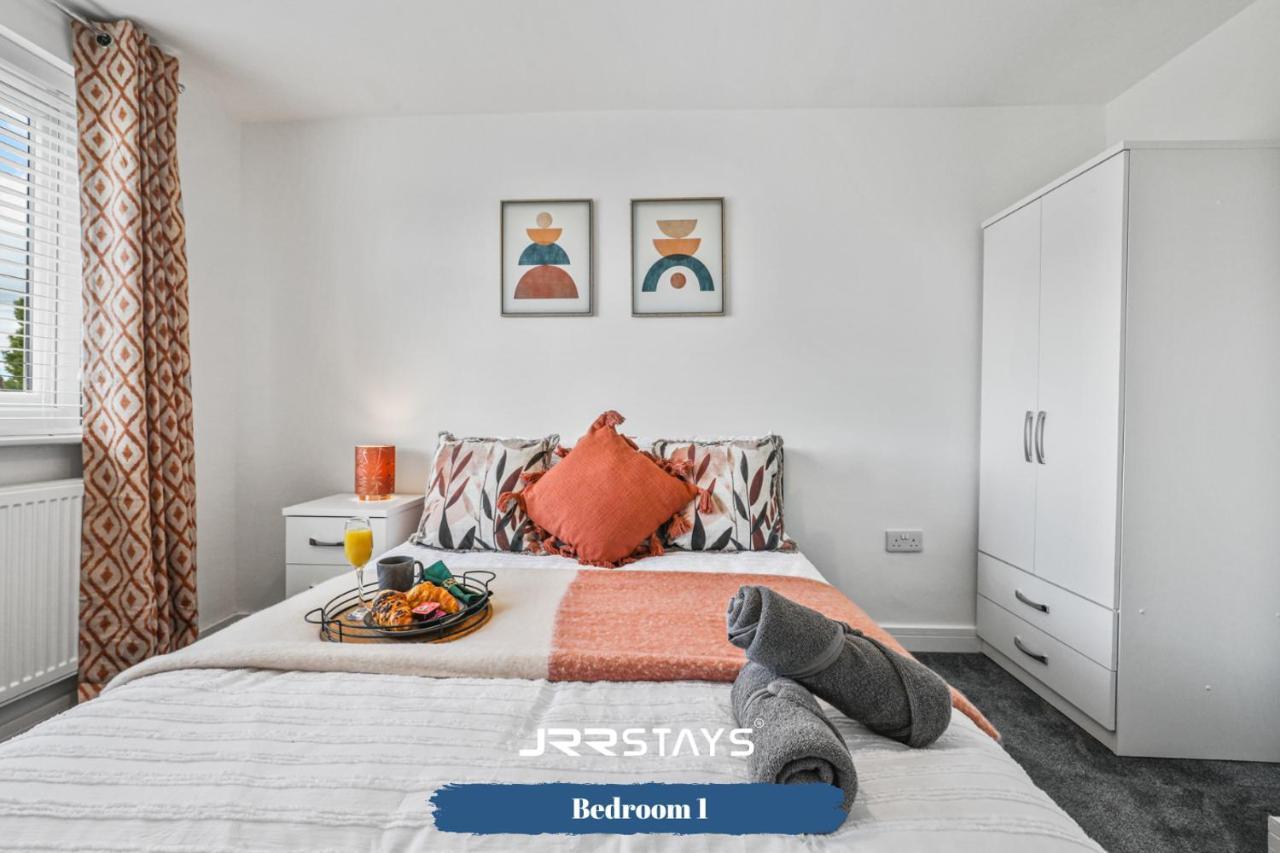 Wolverhampton - Amazing 3 Bedroom, Sleeps 6, Wi-Fi - Jrr Stays Екстер'єр фото