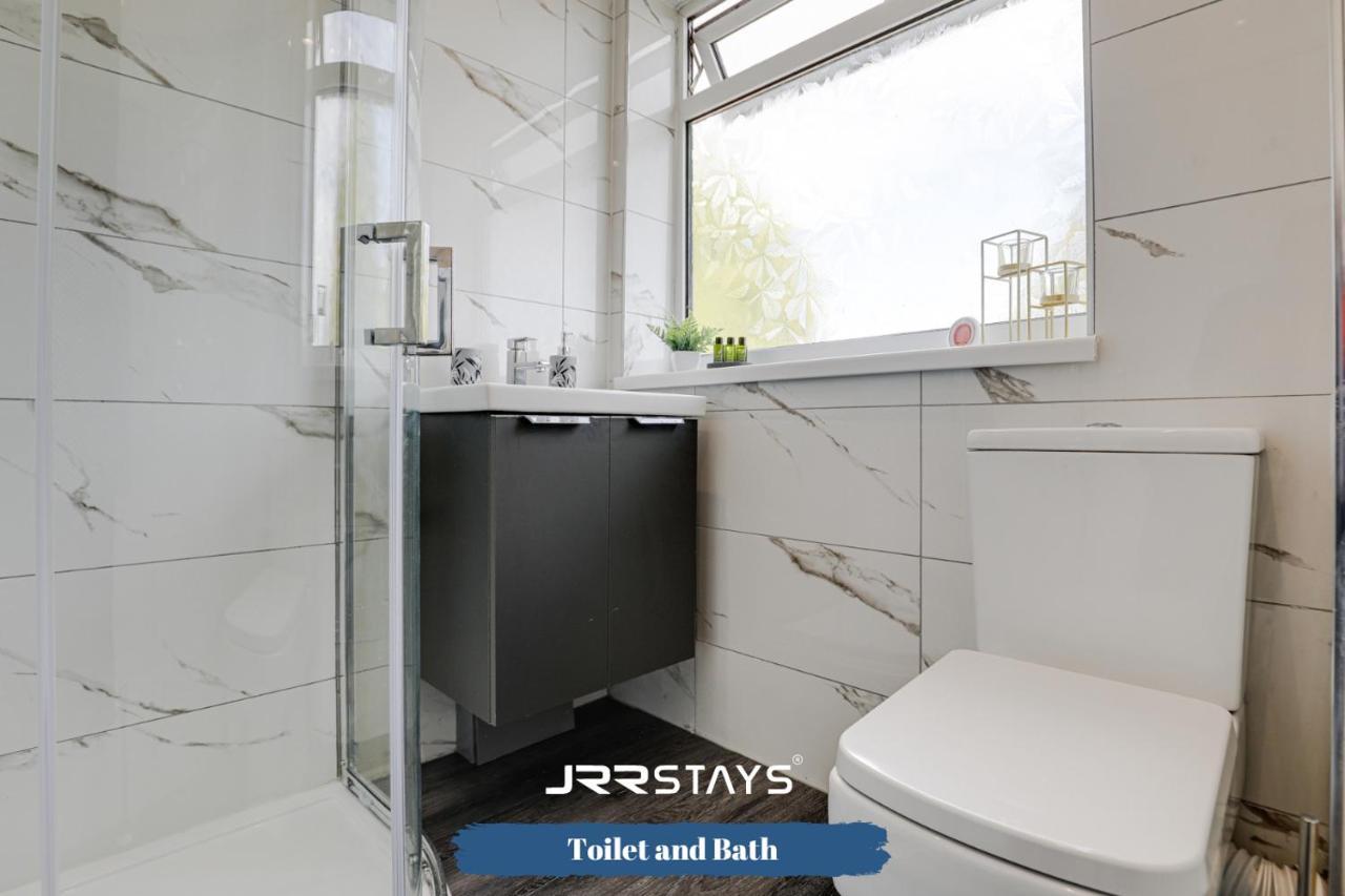 Wolverhampton - Amazing 3 Bedroom, Sleeps 6, Wi-Fi - Jrr Stays Екстер'єр фото